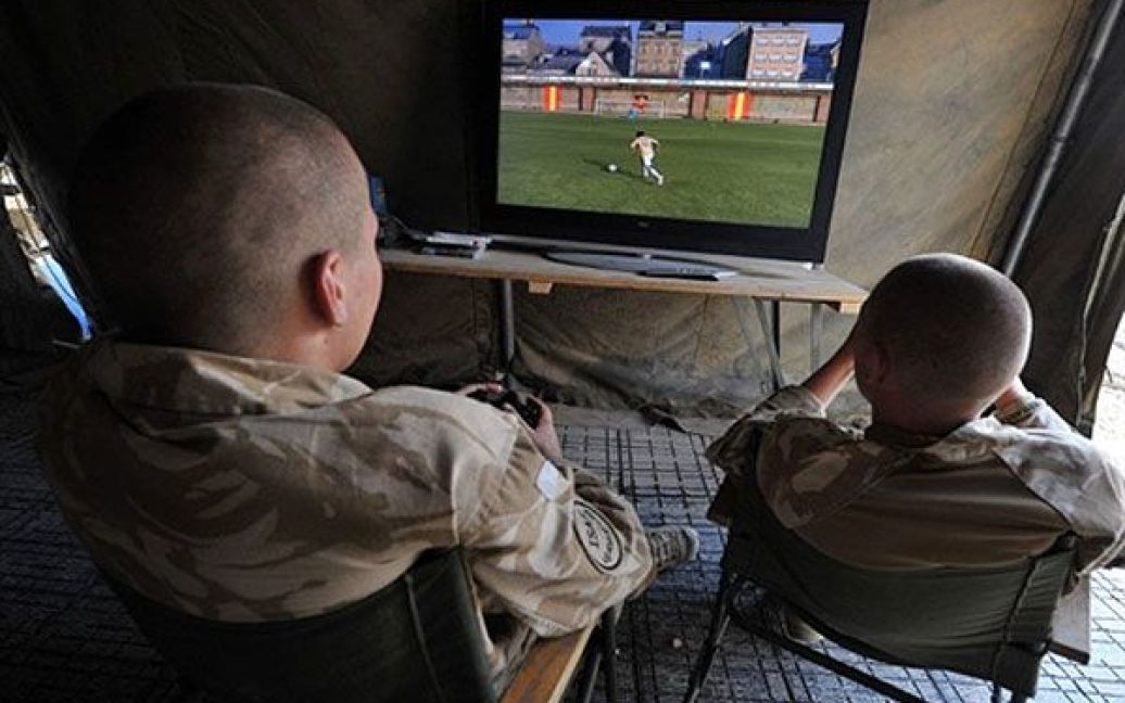 Солдати грають на відеоприставці. / © AFP