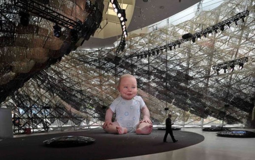 Гігантська дитина у іспанському павільйоні всесвітньої виставки "Expo 2010" / © The Telegraph