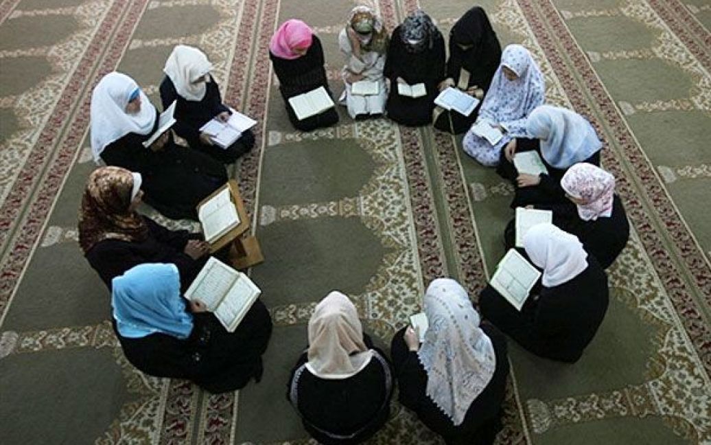 У місті Газа палестинські дівчинки вивчають Священний Коран в рамках програми запам&#039;ятовування, організованої ісламістським рухом "ХАМАС". / © AFP
