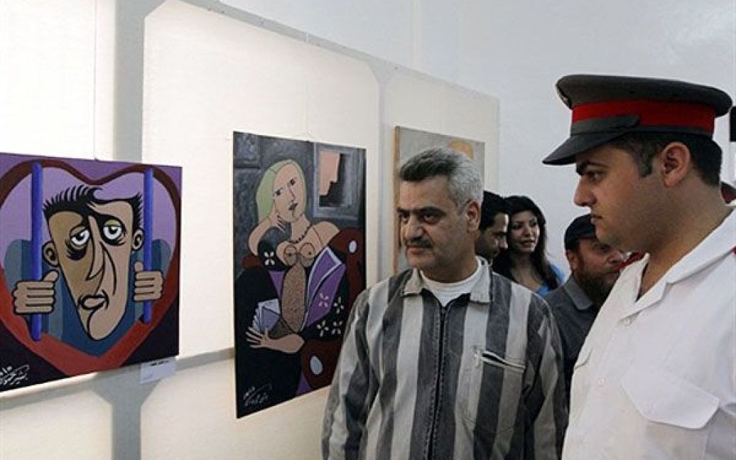 Сирія, Дамаск. Сирійський ув&rsquo;язненний Башир Хамуд стоїть поруч із картиною, яку він намалював, під час виставки, влаштованої у центральній в&#039;язниці Дамаску. / © AFP