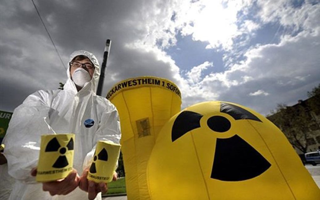 Акція активістів організації Greenpeace з вимогою відмовитися від ядерної енергій у Штутгарті. Акція була присвячена до річниці Чорнобильської катастрофи. / © AFP