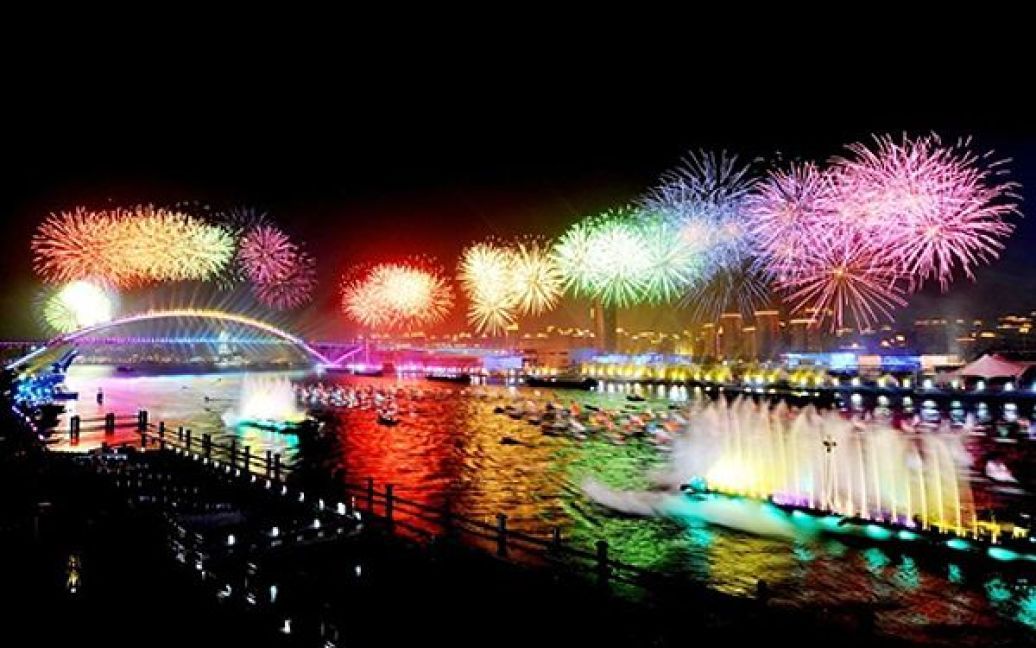 Салют на честь урочистого відкриття Всесвітньої виставки у Шанхаї World Expo 2010. Очікується, що за 6 місяців виставку відвідають 100 мільйонів туристів. / © AFP