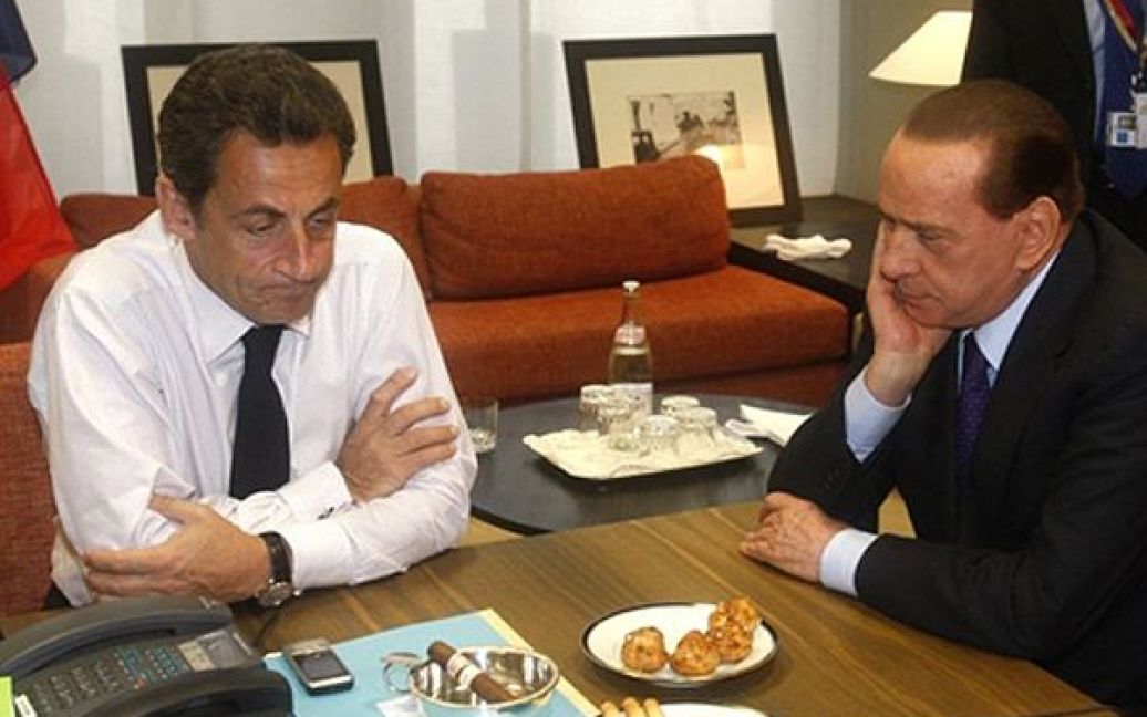 7.05 Ніколя Саркозі розмовляє із Сильвіо Берлусконі під час позачергового саміту країн ЄС щодо грецької кризи. Цього тижня Бундестаг прийняв законопроект про допомогу Греції. / © AFP