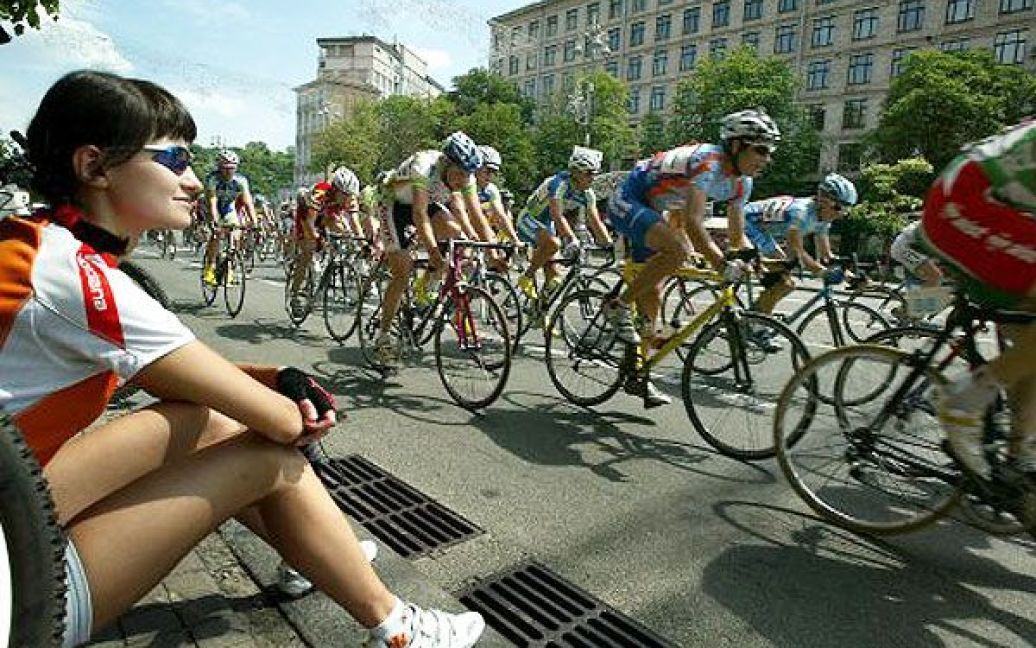 Учасники міжнародних змагань з велосипедного спорту на шосе (крітеріум) проїхали центральними вулицями міста. Фото УНІАН / © УНІАН