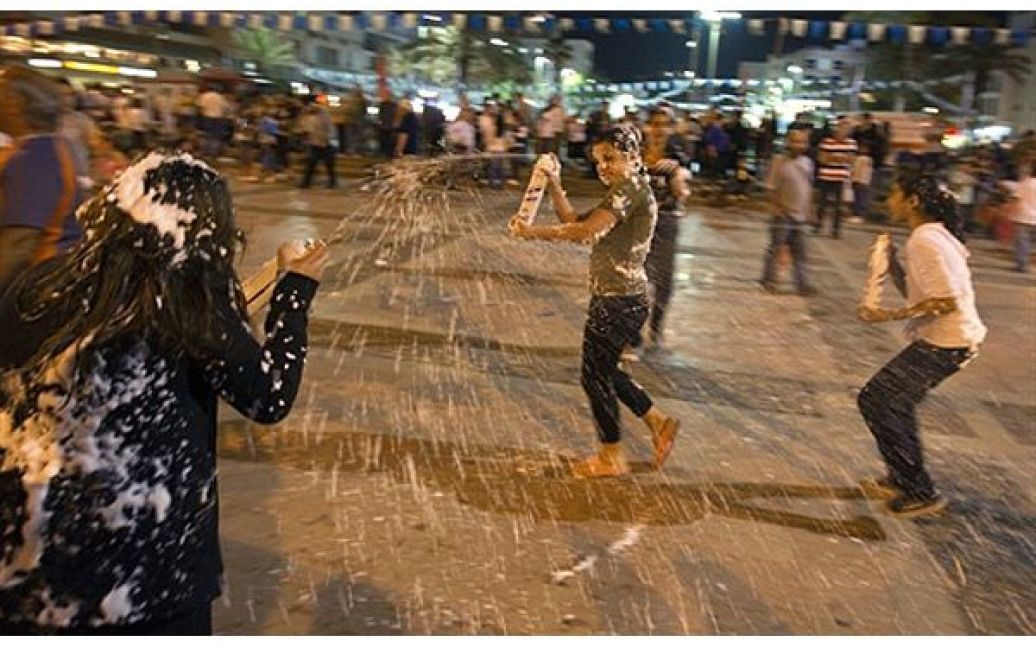 20.04. Молодь розважається на вулиці Нетаньї під час святкування 62-ої річниці незалежності Держави Ізраїль. / © AFP