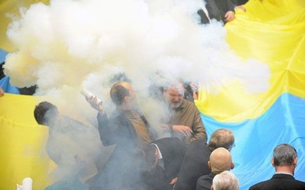 У сесійній залі ВР кинули димову шашку, через що виникло серйозне задимлення. / © AFP