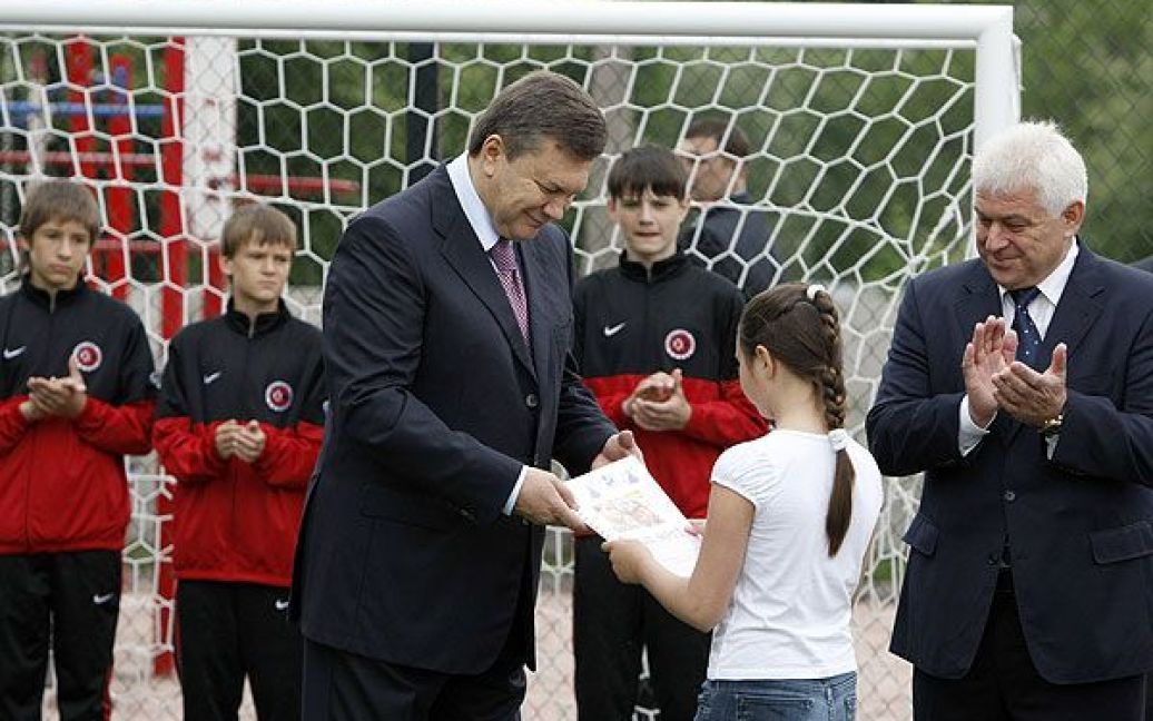 Віктор Янукович передав командам-учасницям турніру подарунки та зробив перший символічний удар по м&rsquo;ячеві. / © President.gov.ua