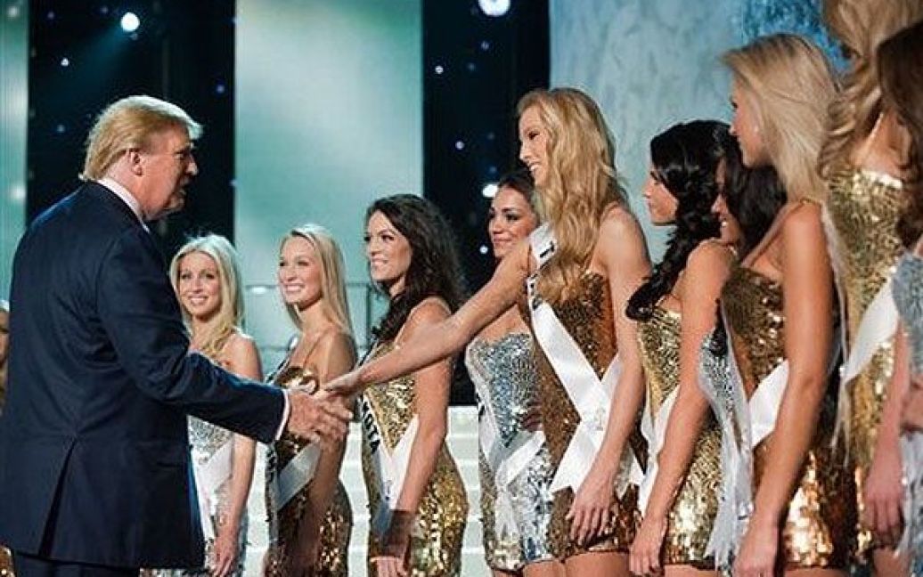 Мільярдер Дональд Трамп вітає учасниць конкурсу краси. / © bittenandbound.com