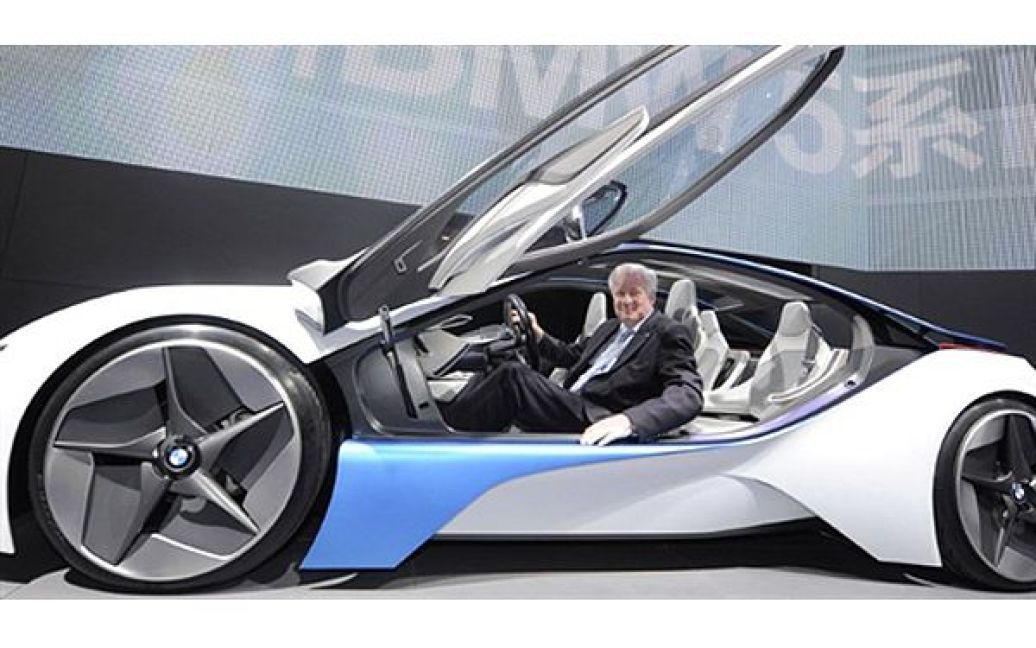 Прем’єр-міністр землі Баварія представляє гібридний концепт-кар BMW на Пекінському авто-шоу. Авто-шоу проходитиме до 30 квітня. / © AFP