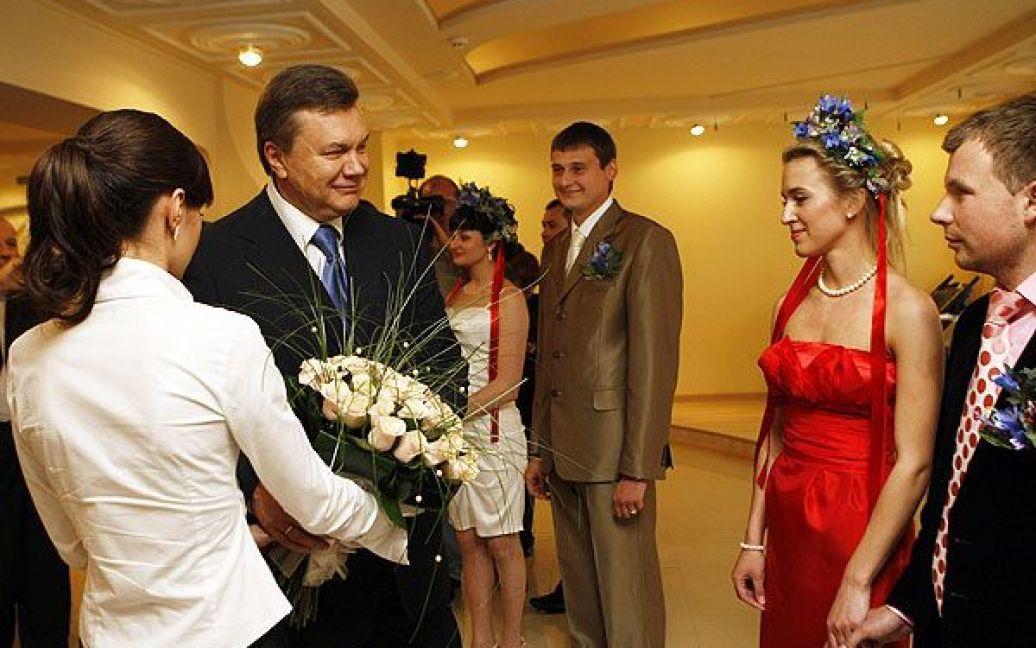 Віктор Янукович також привітав майбутні подружні пари, які сьогодні тут заручалися. / © President.gov.ua