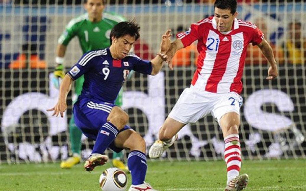 Оказакі та Алькарас ведуть боротьбу за м&rsquo;яч перед воротами Парагваю / © AFP