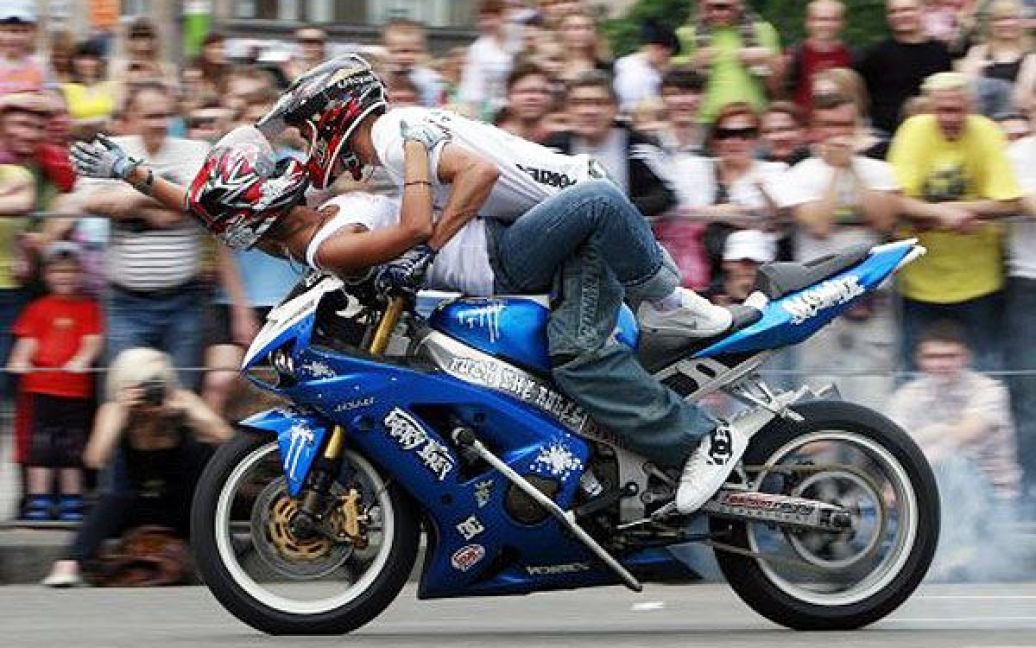 Під час "Київ Байк-шоу 2010" в центрі столиці відбулись виступи стантерів - каскадерів на мотоциклах. / © УНІАН