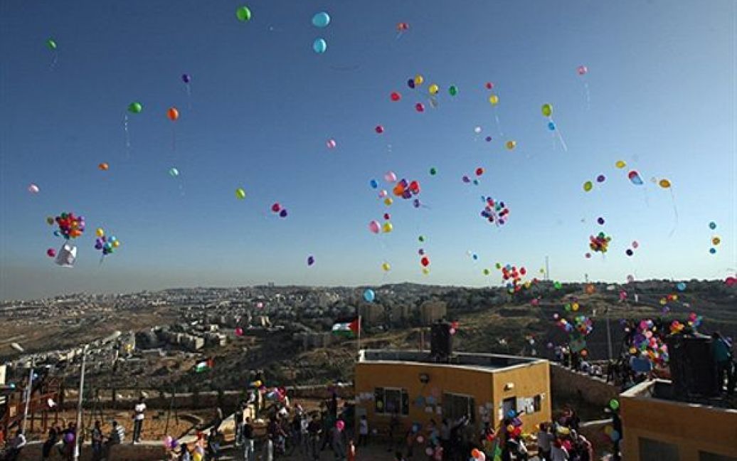 6.05. Палестинська молодь та активісти правозахисних організацій випустили більше 3 тисяч повітряних кульок вздовж роздільного муру між поселеннями, який вони вимагали ліквідувати. 15 травня палестинці відзначать річницю «катастрофи» - ізраїльську окупацію територій. / © AFP