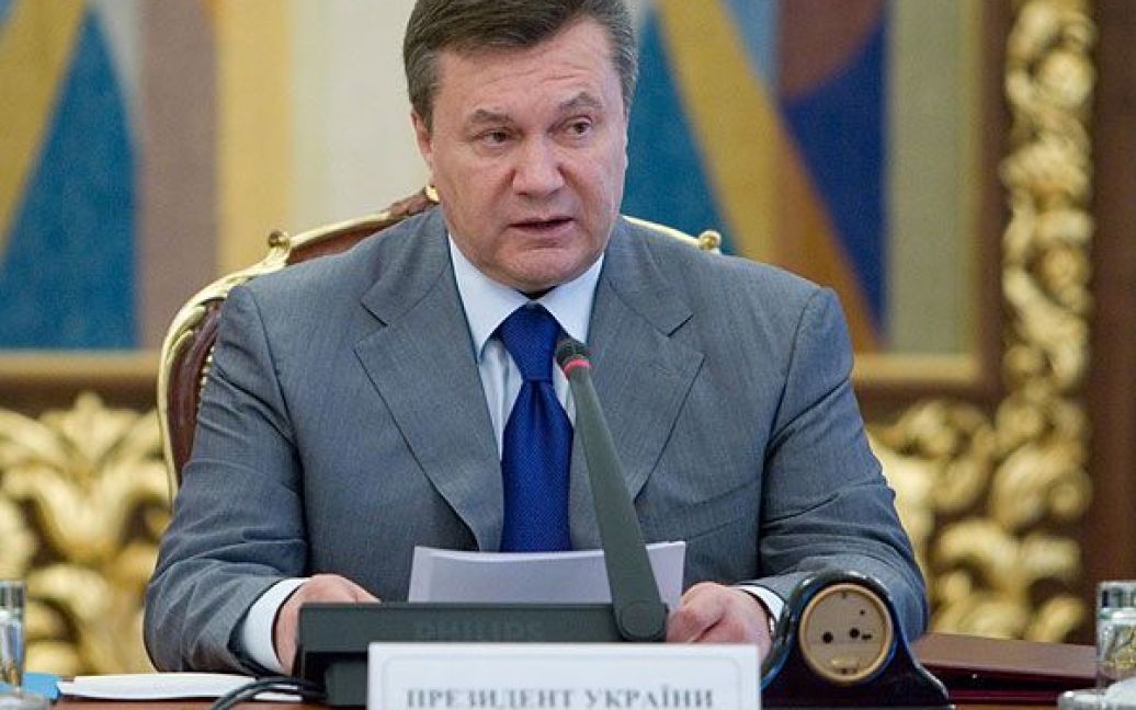 Янукович також зазначив, що питанням незаконного обігу наркотиків незадовільно займається Міністерство охорони здоров&#039;я. За його словами, в Україні заборонено 180 наркотичних засобів та психотропних речовин, а у сусідніх країнах "рівно вдвічі більше". / © President.gov.ua