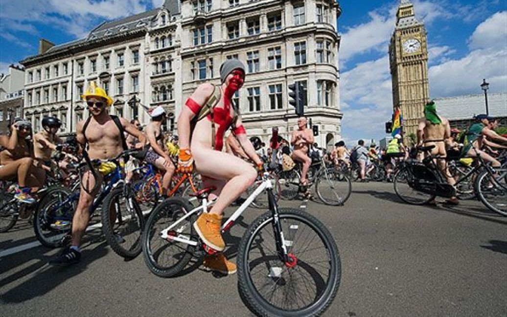 Організатори щорічного голого велопробігу "World Naked Bike Ride" називають його "найбожевільнішою подією року". / © AFP