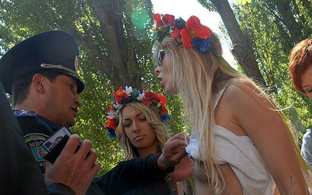 За інформацією лідеру жіночого руху, вимога затримати активісток виходила від посольства Російської Федерації. / © Жіночий рух FEMEN