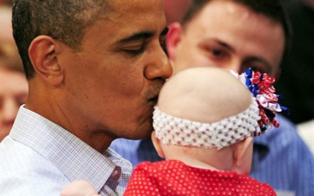 США, Оттумва. Президент США Барак Обама цілує 5-місячну Камерон Боннель після виступу у місцевому колледжі. / © AFP