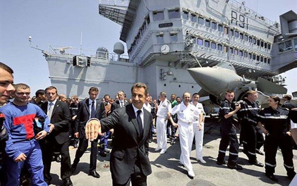 Президент Франції Ніколя Саркозі вітається із моряками авіаносця "Шарль де Голль", який наступного року буде виконувати місію у Перській затоці. / © AFP