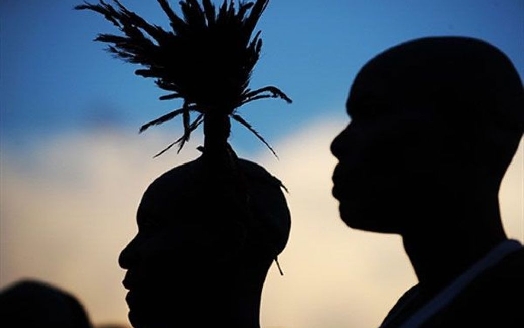 Бурунді, Ньянза. Танцюристи з традиційними зачісками під час мітингу опозиційного кандидата у президенти Бурунді Агатона Рвасойя. У Бурунді цього тижня стартував напружений передвиборчий марафон, в якому колишні учасники громадянської війни мають довести, що вони можуть конкурувати, не ставлячи під загрозу мирну угоду. Близько 3,5 мільйона виборців взяли участь у виборах до місцевих рад. / © AFP