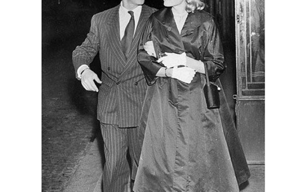 1955 рік. Французький актор Жан-П&#039;єр Омон і Грейс Келлі гуляють. / © Getty Images/Fotobank