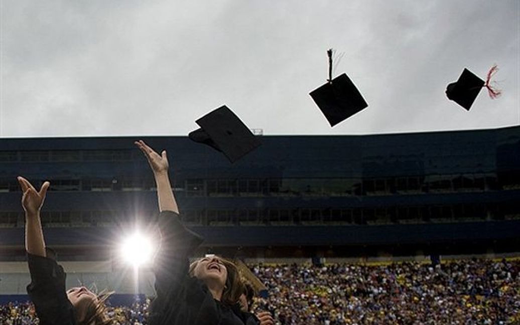 1.05. Студенти кидають свої капелюхи в повітря під час урочистої церемонії випуску у Мічиганському університеті. / © AFP
