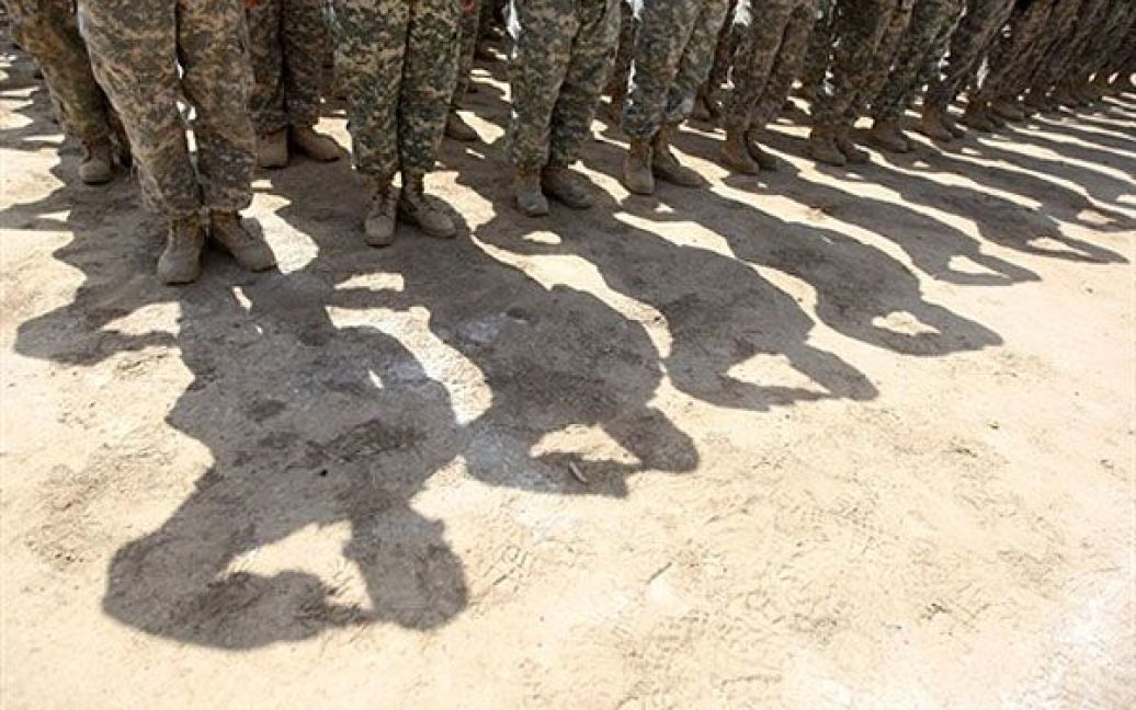 Ірак. Американські солдати під час урочистої церемонії передачі "вхідних контрольних пунктів" у зеленій зоні Багдада, яка тепер є міжнародною зоною, що знаходиться під офіційним контролем влади Іраку. / © AFP