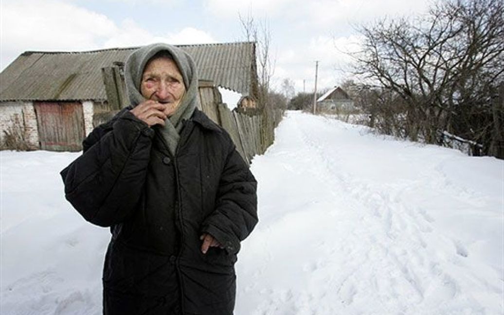Україна, село Ільїнці, 30-км зона, 2006 рік. Зіна Гузенко, 93 роки. / © AFP
