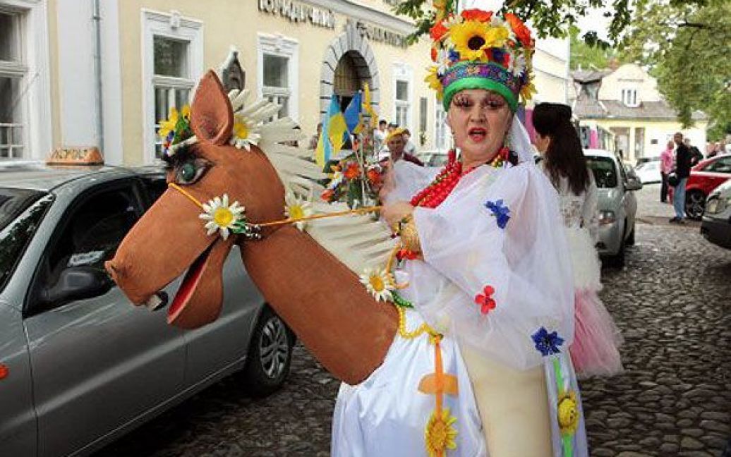 Учасниця третього Закарпатського параду наречених в Ужгороді / © УНІАН