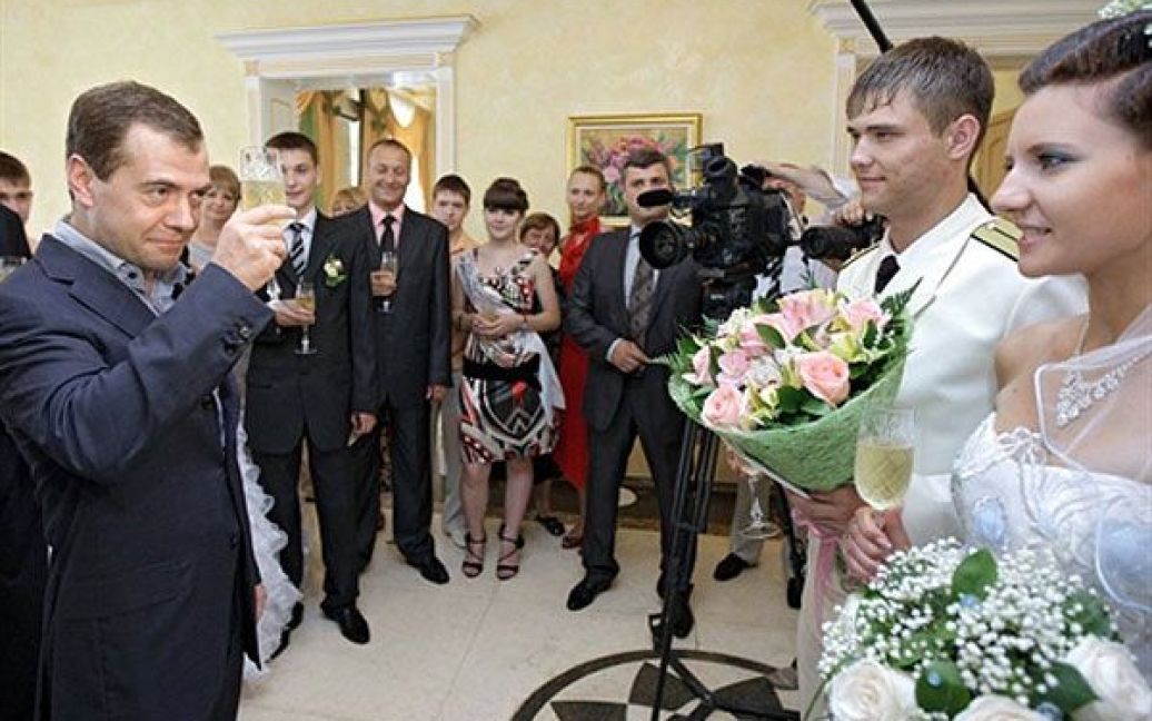 Президент Росії Дмитро Мєдвєдєв став свідком на трьох весіллях у ході свого візиту до Біробіджана. / © AFP