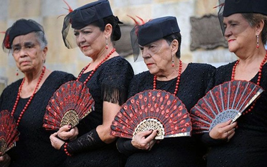 Колумбія, Медельїн. Так звані "Вдовиці Гарделя" вшановують пам&rsquo;ять легендарного танцюриста співака танго Карлоса Гарделя. Вони відзначають 75-ту річницю з дня загибелі Гарделя у авіакатастрофі в аеропорту Олайя Еррера у Медельїні. / © AFP