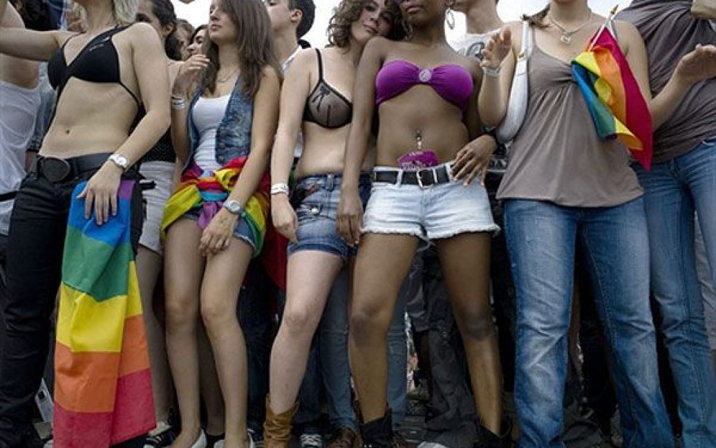 У гей-параді, який пройшов у Ліоні, взяли участь геї, лесбійки, трансвестити, кроссдресери і люди із традиційною сексуальною  орієнтацією. / © AFP