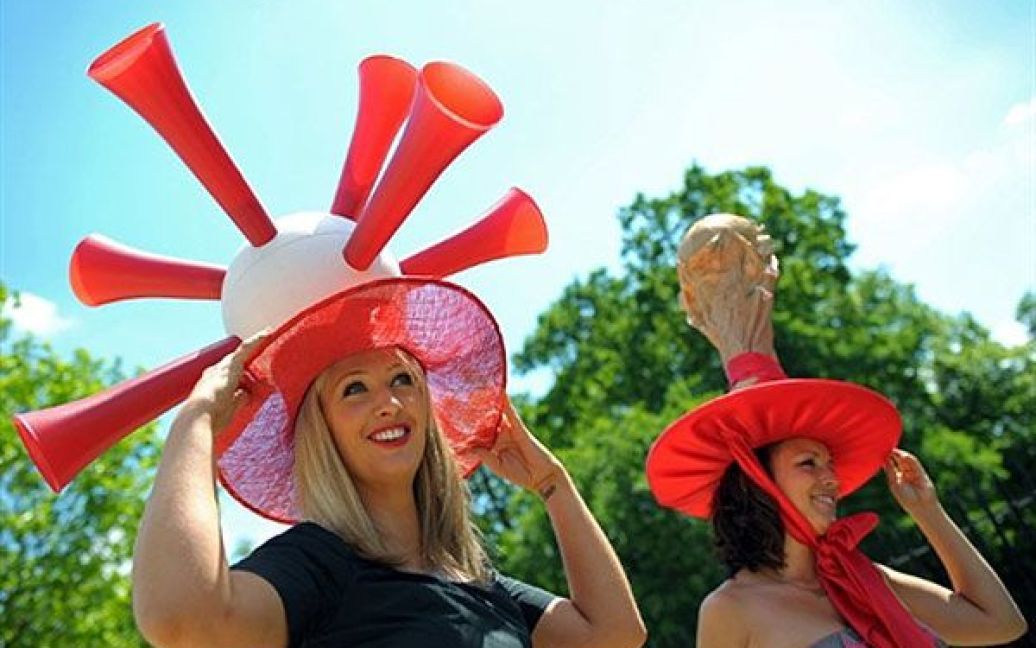 На Ladies&#039; Day всі гості перегонів демонстрували свої найвишуканіші та найбожевільніші капелюшки. / © AFP