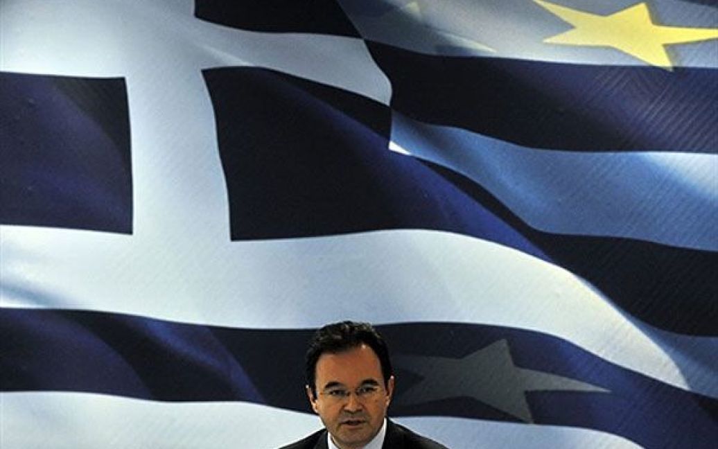 Греція, Афіни. Міністр фінансів Греції Джордж Папаконстантіну під час прес-конференції в Афінах. Міністерство фінансів Греції оголосило про низку нових заходів, спрямованих на боротьбу з кризою заборгованості Греції. Грецький уряд планує провести масштабну приватизацію в галузі транспорту, поштового та енергетичного секторів. Планується, що річний прибуток від цього становитиме близько мільярда євро. / © AFP