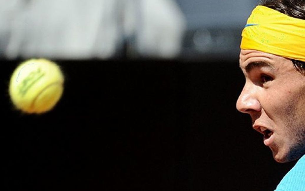 Іспанець Рафаель Надал відбиває подачу німця Філіпа Кольшрайбера під час матчу турніру "Мастерс" у Римі. Матч виграв Надал. / © AFP
