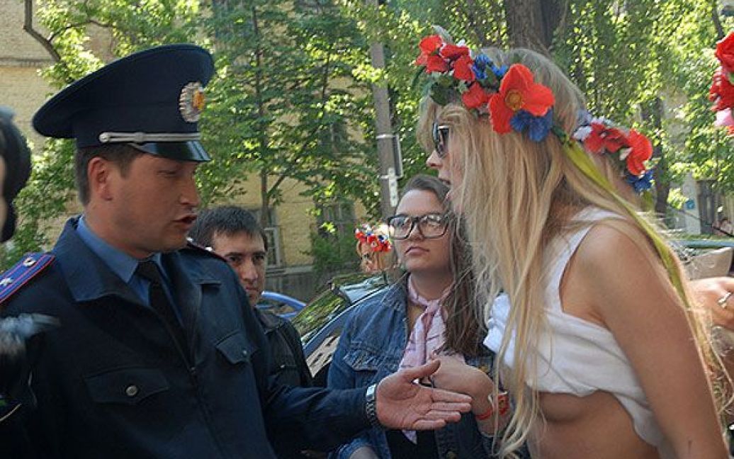Активісток руху затримали ще до початку акції, коли вони в одному з провулків недалеко від посольства готувалися до акції - фарбували груди в синій колір / © Жіночий рух FEMEN