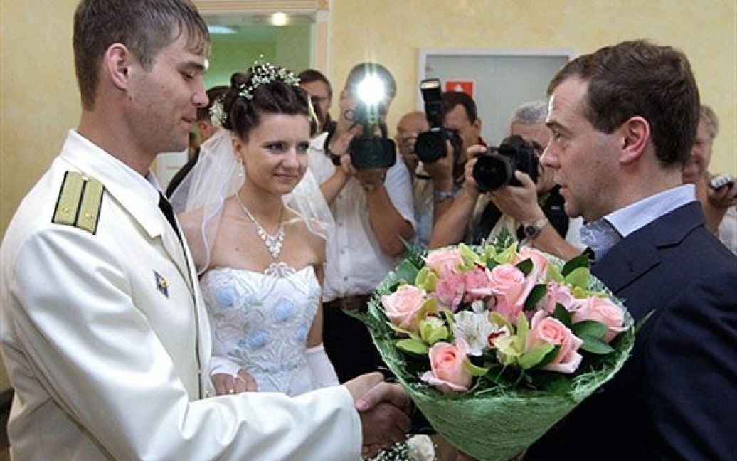 ...де став свідком на весіллях трьох пар молодят. / © AFP