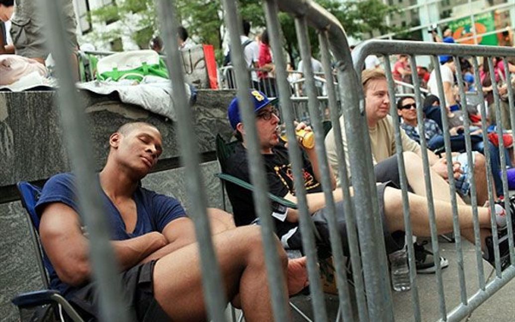 До ранку четверга черга розтяглася майже на кілометр, охоплюючи два квартали на підходах до скляного ковпака з емблемою фірми - гігантським яблуком, що увінчує вхід до магазину. / © AFP