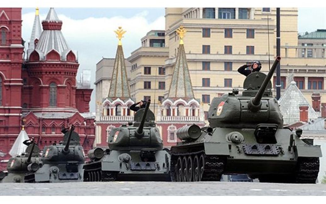 Екіпажі танків Т-34 беруть участь у репетиції параду на честь закінчення Другої світової війни у Москві. / © AFP
