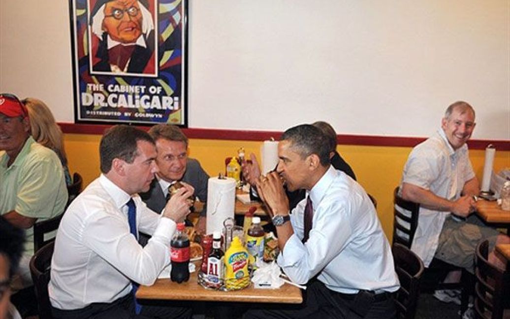 Обама та Мєдвєдєв поснідали бургерами разом зі звичайними американцями. / © AFP