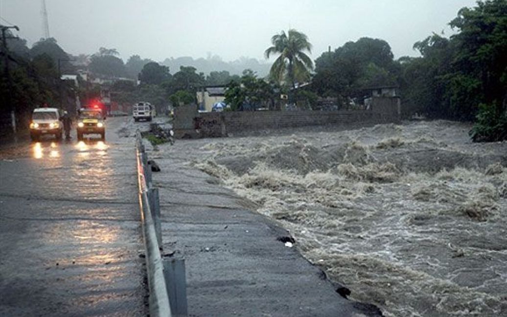 Через проливні дощі та потужний вітер тропічного шторму "Алекс" у Сальвадорі загинуло 3 особи. / © AFP