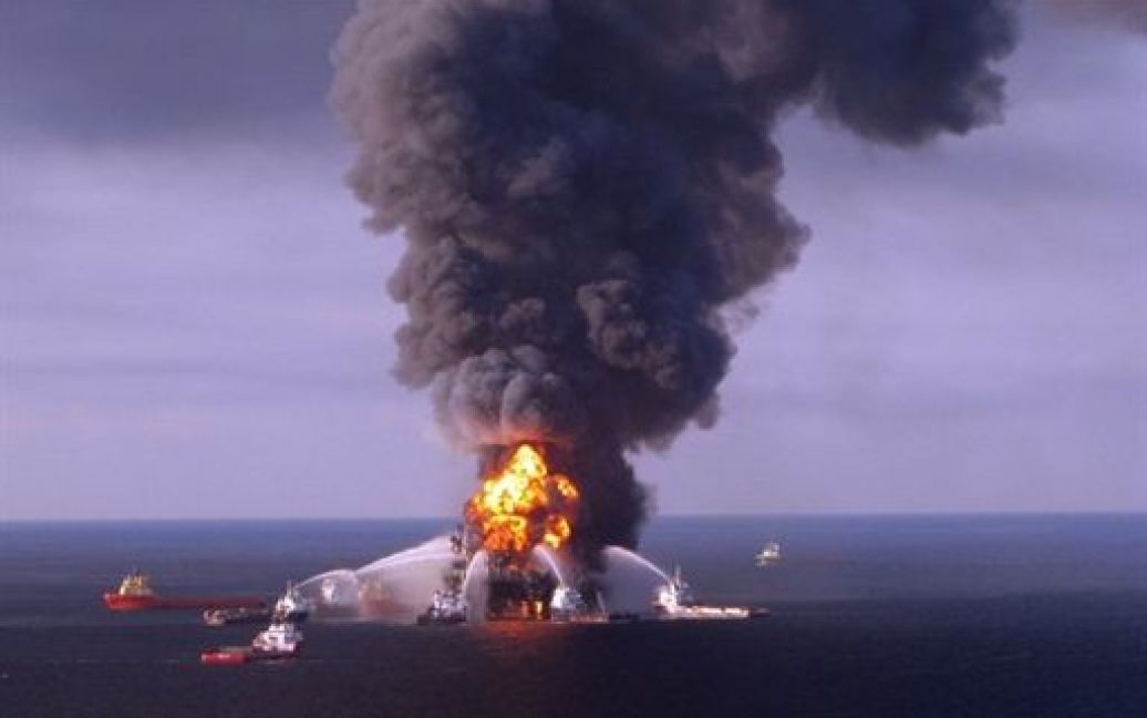 20 квітня у Мексиканській затоці вибухнула нафтовидобувна платформа Deepwater Horizon, що належить швейцарській компанії Transocean і орендована для видобутку нафти британської корпорацією British Petroleum (ВР). / © AFP