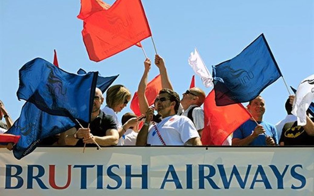 Великобританія, Лондон. Демонстранти під час акції протесту проти компанії "British Airways". У Лондоні почався 5-денний страйк в аеропорту Хітроу, які спричинив нові проблеми для тисяч пасажирів. / © AFP