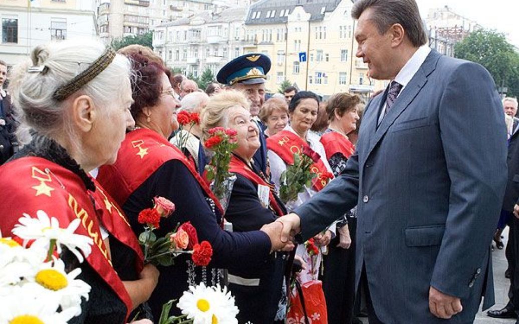 Учасники церемонії вшанували пам&rsquo;ять загиблих героїв покладанням квітів до Могили Невідомого солдата та хвилиною мовчання. / © President.gov.ua