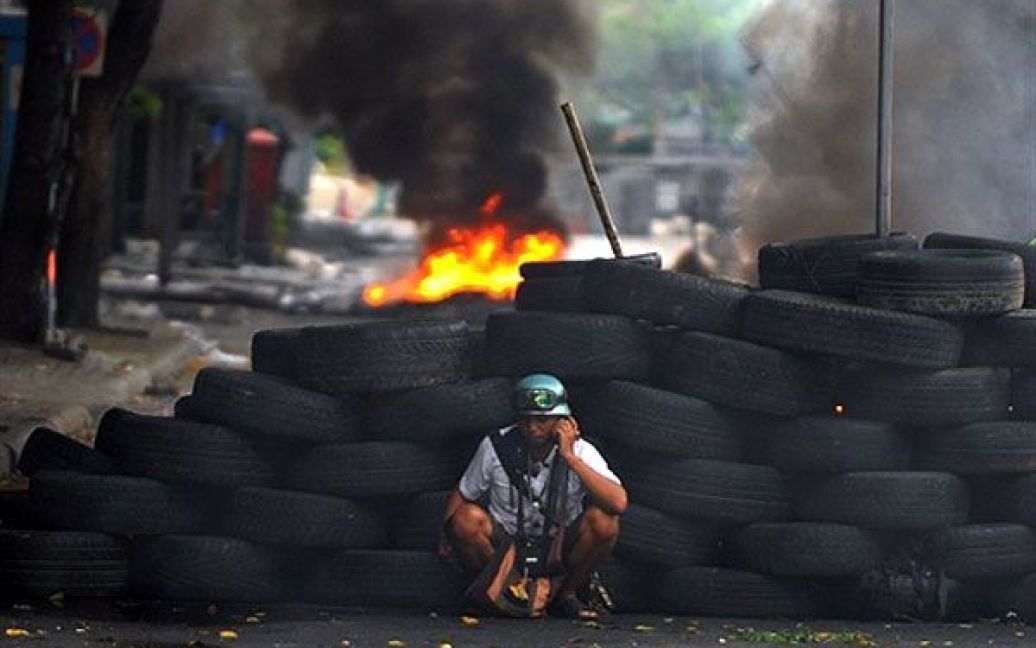 Військові відповіли гумовими кулями, чергами бойових патронів в повітря і гранатами зі сльозогінним газом. / © AFP