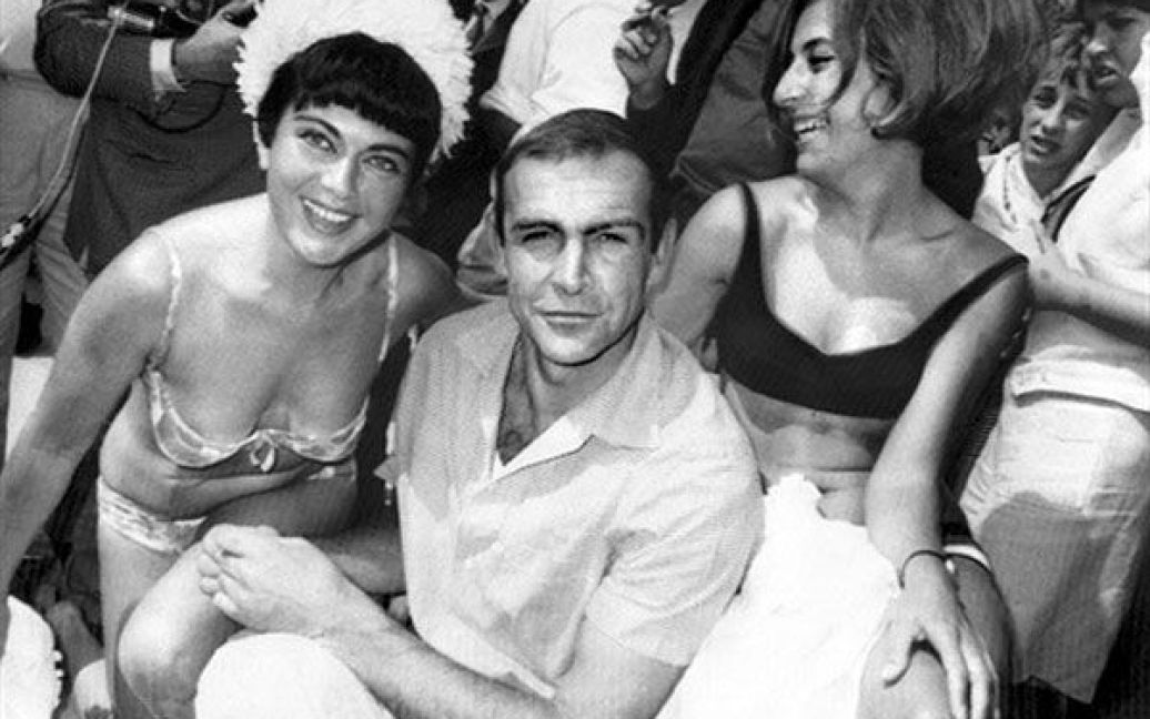 1965 рік. Актор Шон Коннері у супроводі двох дівчат 22 травня 1965 року / © AFP