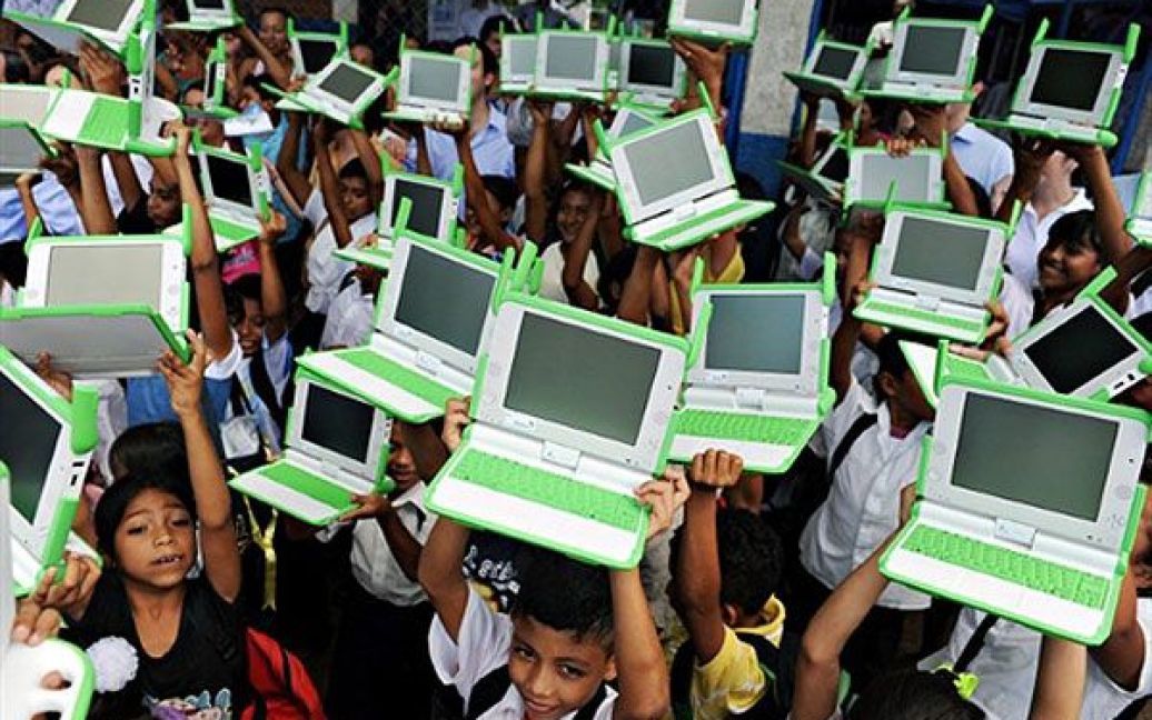 Нікарагуа, Манагуа. Нікарагуанські учні школи "Мігель Ларрейнага" у місті Тіпітапа показують свої нові ноутбуки XO. Організація "Лептоп для кожної дитини" ("One Laptop For Child") спільно з міністерством освіти Нікарагуа роздають школярам лептопи у рамках програми, яка вже забезпечила персональними комп&rsquo;ютерами 17 150 дітей у державних школах по всій країні. / © AFP