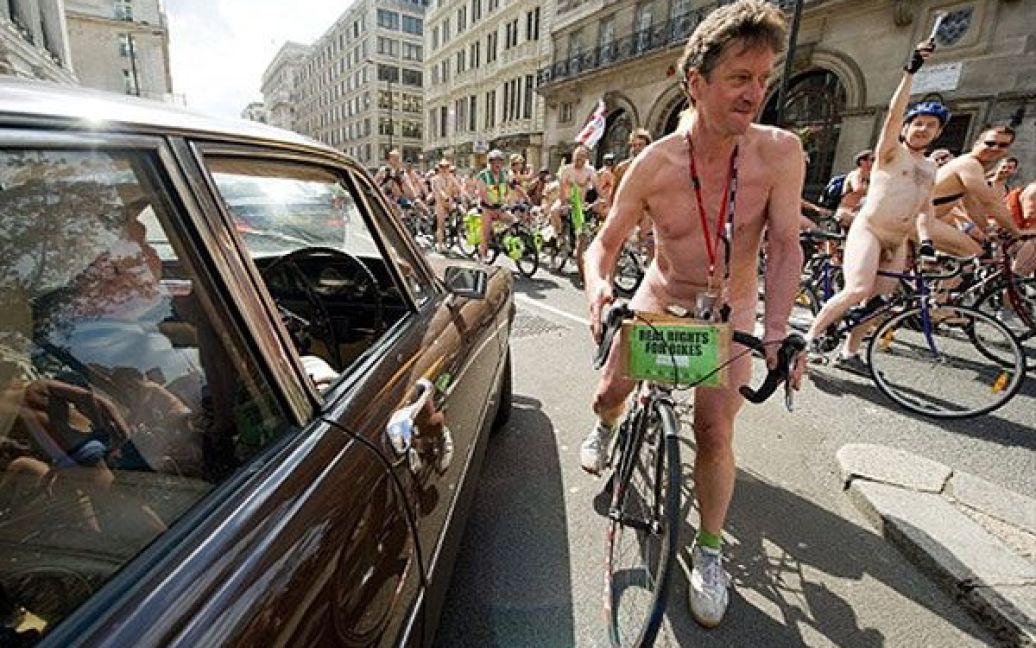 У всьому світі тисячі велосипедистів взяли участь у голому велопробігу "World Naked Bike Ride" / © AFP