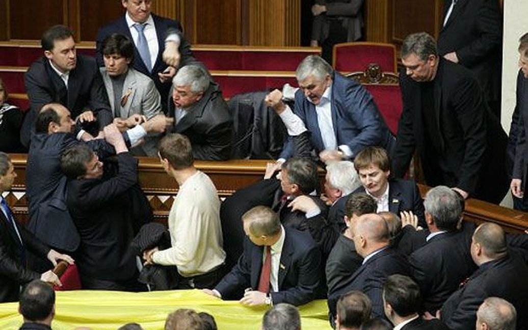 У сесійній залі Верховної ради виникла бійка між опозиціонерами та представниками провладної коаліції. / © УНІАН