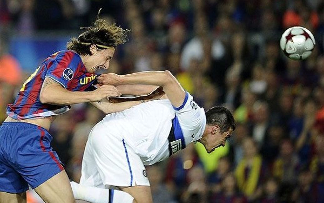 Златан Ібрагімович ("Барселона") бореться із захисником "Інтера" Лусіо. / © AFP