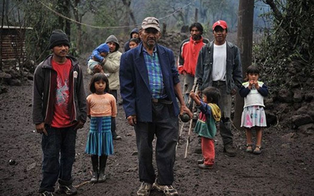 Через виверження вулкана Пакайя у Гватемалі вже загинули дві людини, в тому числі телерепортер, кілька тисяч мешканців довелося евакуювати. / © AFP